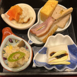 泊舟 - 燈火点心１６００円。下の段です。少しずつですが、色々なお料理が味わえます(^｡^)