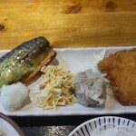 タカマル鮮魚店 - 鯖塩焼きとアジフライ