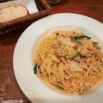 Naga～n cucina italiana - ホタテ貝とキャベツのトマトクリームソース、熱々に温めたバゲットはサクッと香ばしく中はふかふか