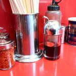 ラーメン二郎 - 卓上調味料