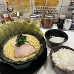 Yokohama Ie Keira-Men Okamotoya - ラーメン、のり5枚、ライス、玉ねぎ（無料）