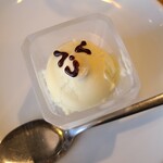 Bisutoro Pari Shokudou - 全て食べ終わって少し寛いでいるとサービスのバニラアイスクリームも出され、お店の気合いをヒシヒシと感じます。