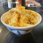 天せ - 丼の縁から天ぷらのお山を臨む