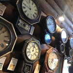 おじいさんの古時計 - 店内には年代物の古時計が沢山！
