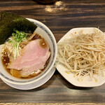 らーめん 稲荷屋 - 醤油（細麺） ¥800 ＋ もやし ¥100