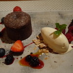 ビストロ ダイア - ショコラケーキ 蜂蜜入りアイスクリームを添えて