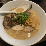 Monta Ramen - 料理写真:豚骨ラーメン $9.95