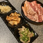 黒毛和牛焼肉 しゃぶしゃぶ すき焼き 善 - 先出しの盛り合わせ