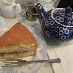 Juri's Tea Room - ティーポットとヴィクトリアサンドウィッチケーキ