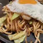 舞 千房 - 焼きそば　目玉焼きのっけ