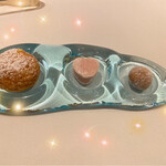 ジャンティーユ - プティフール
      　胡桃のクッキー
      　苺のギモーブ
      　シュークリーム