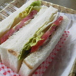 クイーンズベーカリーカフェ - ハーブチキンサンドUP