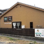 蛍 - 駐車場の近くから撮したお店の横側です