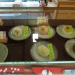 San'Ei Dou - 春の上生菓子。見本ショーケースがあってわかりやすい。