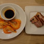 横浜大飯店 - 茹で海老と香港焼豚