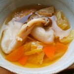 遊の丘 - 熱々の蕎麦がき入り煮物(ぶなしめじ、人参、白菜、油揚げ)(R3.3.20撮影)