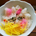 遊の丘 - 温かいちらし寿司(桜花、桜でんぶ、錦糸卵、ワカメふりかけor青海苔)(R3.3.20撮影)