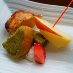 遊の丘 - プチデザート(絶品アップルパイ、抹茶シフォンケーキ、ふじりんご、苺、生クリーム)(R3.3.20撮影)