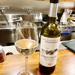 ヴィネリア グーフォ - グラスワイン白　650円