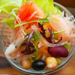 遊の丘 - 生ハム入りサラダ(多種の豆類、多種の野菜)(R3.3.20撮影)