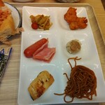 Hiroshimbeikoku - 漬物、唐揚げ、ウインナｰ、ベーコン、焼売ほか、ひとくちずつ