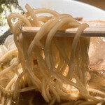 麺屋 音 - 中細ストレート麺はかなり硬めの仕上がり。
      麺が独り立ちしてるの分かりますか？
      しっかりと主張する歯応えがある。
      ドロっとスープが麺にまとわりつき、
      熱いスープを口元へいざなう。