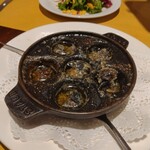 ラ・ヴォーリァマッタ - エスカルゴのオーブン焼ニンニクバター風味(パン付き)