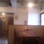 くるまり - テーブル席　奥にはソファ席もあるよう。