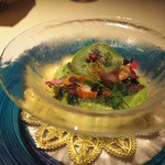 ベッラヴィスタ ラウンジ - グリーンアスパラガスのスキューマと貝類のクレマにホタルイカとロブスターを添えて　若布のジュレとハーブのテュイルと共に