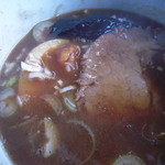 らーめん 萬亀 - つけめんスープの中にはチャーシュー・味玉・めんまがかくれておりやし。