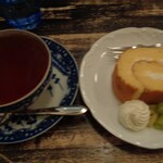 ミルクホール - ロールケーキと紅茶
