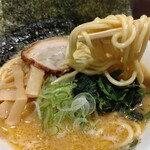 Yokohama Ramen Ouka - 醤油らぁめん（油少なめ）麺リフト！