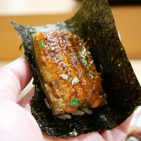 北浜鮨やまの - ◇鰻手巻き
                      パリパリの海苔に焼きたての鰻。甘いツメが香ばしさを高め、あぶらでしっかり溢れる美味しさ！ 風味も心地良く、アツアツでも思わず食べたくさせる粋な手巻き。