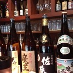 炭五 - 店内はカウンターに酒いっぱい