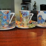 ガット ソリアーノ - カウンター上の鮮やかなカップ