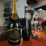 ガット ソリアーノ - カウンター上のシャンパン