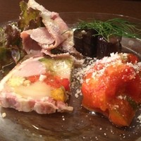 イル ビッライオ - 前菜  鎌倉野菜＆相模豚の特性テリーヌ トマト 茄子 ハムの盛合せ