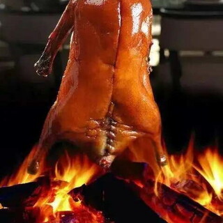 【名物料理】まるまる焼き上げたローストダック