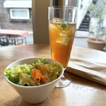 ピッツァ ケベロス - ランチセットのサラダとピーチティー