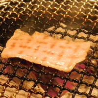 肉亭ふたご iki 本郷三丁目店 - 焼く前の太田牛雲丹いくら大葉巻きのお肉を焼いているところ