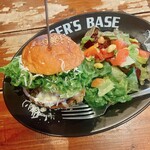 バーガーズベース - マッシュルームチーズバーガー
            ハーフサイズ
            ポテトかサラダでサラダを選択
            450円(割引適用後)