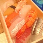 誠 - 夜食の寿司折り。
      こんな生活で良いのだろうか（´-`）.｡oO（