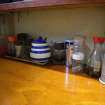 龍の神 - 卓上にある調味料