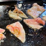 Sutamina Kariya - 鉄板焼き。テーブルに油が常備されてます。