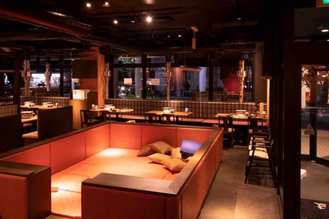 焼肉たかやま港南台店の広々とした店内とキッズスペース