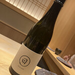 鮨 しゅんじ - ギリギリ気付くか気付かないかくらいの微発泡で少し甘めの日本酒