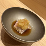 鮨 しゅんじ - 皮目がしゃりしゃり、ぱりぱりする食感はよくいただきますが、しゃりしゃりってどうやって調理するのか予想もできないです。