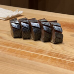 鮨 しゅんじ - 鯖の青色がとても綺麗でした。写真が下手っぴで伝わらないですが、この写真よりもさらに鮮やかでした。