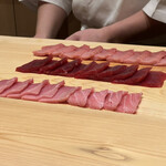 鮨 しゅんじ - 奥のトロも短めに漬けられていました。