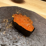 鮨 しゅんじ - いくら、皮膜の感触がほとんどなく口の中でほどけるように溶けていきます。
